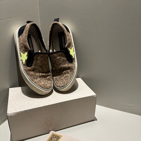  Sneakers